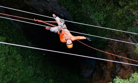 Đường đu dây đầu tiên ở Việt Nam qua hố sụt sâu 250 m