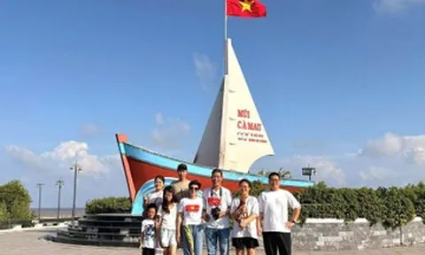 Đóng cửa hàng, gia đình 3 thế hệ ở Hà Nội lái xe xuyên Việt gần 2 tháng