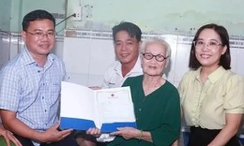 Cụ bà 90 tuổi lần đầu có giấy khai sinh: 'Mừng quá, tôi ngủ không được'