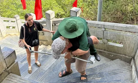 Khách Tây cõng cựu chiến binh lên Cột cờ Lũng Cú