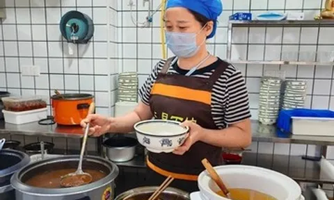Quán mì 12 năm không tăng giá, khách xếp hàng dài chờ thưởng thức