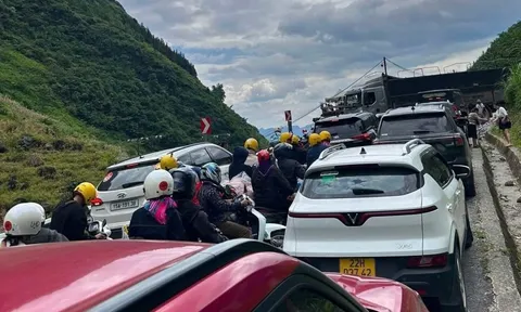 Hàng xe kẹt dài trên đường lên Hà Giang