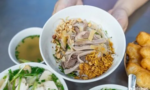 Phở gà Hà Nội gây sốt mạng xã hội Trung Quốc, khách khen bát phở giá trăm nghìn