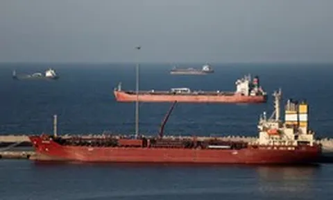 Giá dầu vượt 100 USD/thùng, Houthi có thể làm tê liệt thêm tuyến vận chuyển quan trọng