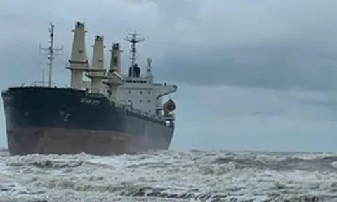 Tàu hàng hơn 24.000 tấn mắc cạn ở vịnh Chân Mây, chưa thể cứu hộ vì sóng lớn