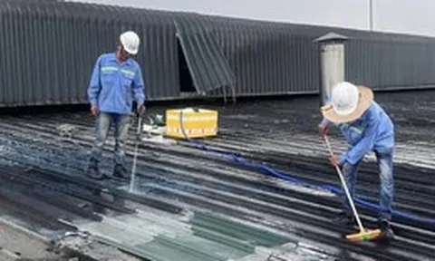 TP.HCM: Nhiều người đau đầu vì dột nhà cửa trong mùa mưa
