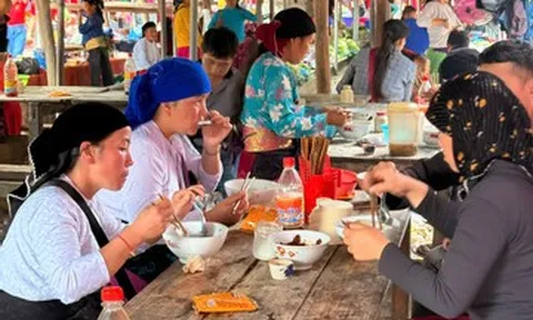 Phiên chợ lùi độc đáo ở miền Bắc, khách vượt xa tới thưởng thức món ngon