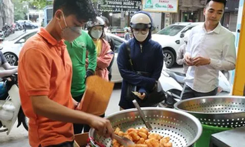 5 quán ăn vặt đông khách ở phường Hai Bà Trưng, Hà Nội, có món giá 15.000 đồng