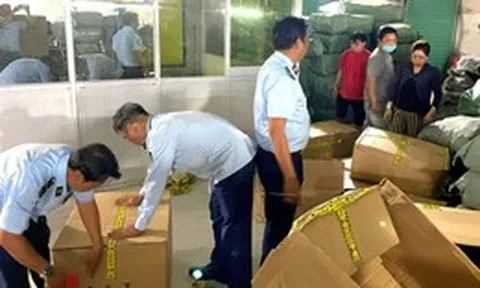 TP.HCM: Phát hiện hơn 40.000 sản phẩm giày dép, nước xả vải... vi phạm, hé lộ đường dây sản xuất hàng giả