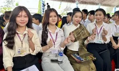 Khai giảng năm học mới, Trường đại học Cửu Long trao hơn 9 tỉ đồng học bổng