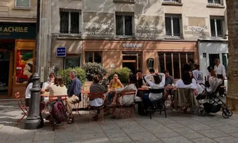 Quán cà phê Việt Nam ở Paris bất ngờ hút khách sau sự cố mất điện