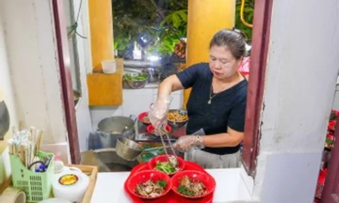 Quán gà tần 'núp' trong ngách nhỏ phố cổ Hà Nội, khó tìm vẫn đông kín