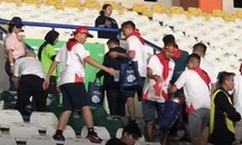 Dọn rác sau trận tuyển Việt Nam đấu Thái Lan, CĐV Việt Nam để lại hình ảnh đẹp