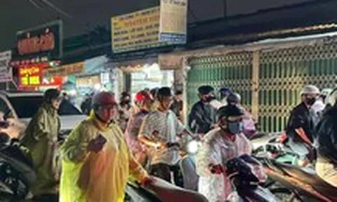 Đường Ung Văn Khiêm kẹt 1 tiếng đi được 200m, vòng xoay Nguyễn Thái Sơn chạy vào là chôn chân