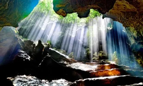 Hang động kỳ thú ở Ninh Bình, du khách đi thuyền giữa 'dải ngân hà'