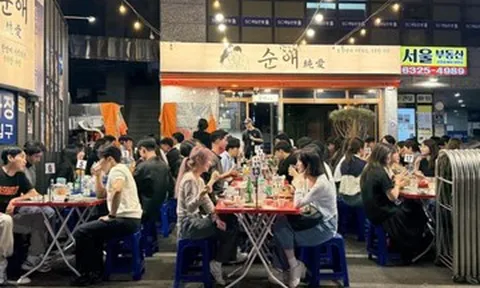 Vì sao người Hàn sẵn sàng xếp hàng để ngồi bàn nhựa, ăn thịt nướng ngoài trời?