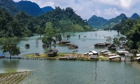 'Vịnh trên núi' xanh mát cách Hà Nội 220km, khách ngồi thuyền đi tham quan