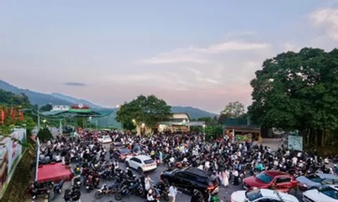 Khách đi từ nửa đêm chờ săn biển mây ở Ba Vì, đường có lúc 'tắc như giờ tan tầm'