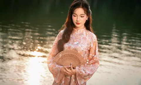 Kín 'nàng thơ' chụp ảnh ở Hồ Gươm