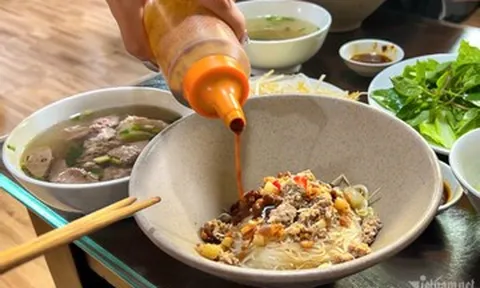 Món phở gọi 1 được 2, chan cùng nước chấm đen sánh là đặc sản ở đâu Việt Nam?