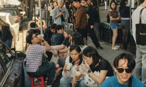 Món ăn vỉa hè Việt gây sốt ở Mỹ, khách Tây xếp hàng vài tiếng chờ thưởng thức