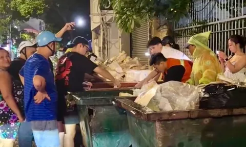 Quán ăn TP.HCM bới 3 thùng rác tìm phong bì tiền cho khách Singapore