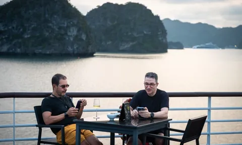 Báo ngoại: 'Du khách nên chiêm ngưỡng vịnh Hạ Long một lần trong đời'
