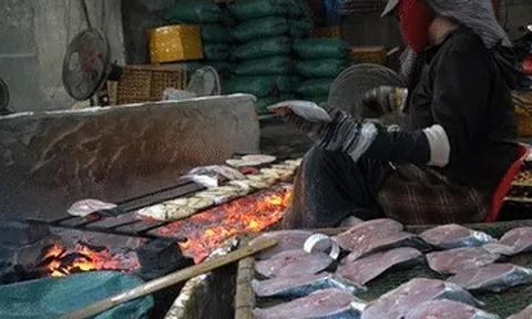 Món cá nướng than hoa thơm nức mũi, du khách đến Cửa Lò rủ nhau mua làm quà