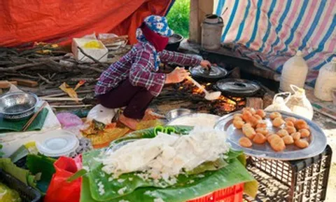 Chợ ở Thanh Hoá nằm giữa rặng phi lao xanh mát, bán đủ món ngon dân dã
