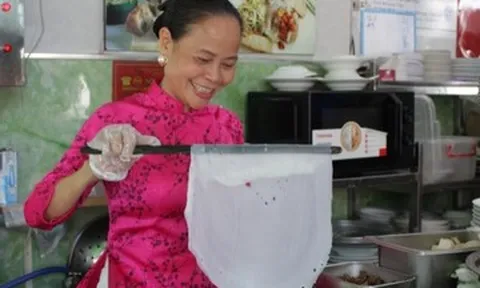 Quán bánh cuốn 65 tuổi ở TPHCM được Michelin vinh danh, bà chủ luôn mặc áo dài