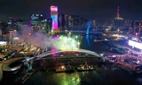 Pháo hoa rực sáng trên cầu đi bộ qua sông Sài Gòn, dự kiến hoàn thiện trước Tết Nguyên đán 2027