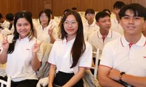 Phố biển Nha Trang chào đón 80 tân sinh viên được Tiếp sức đến trường, trao hơn 1,2 tỉ đồng