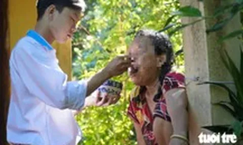 Nam SV Vĩnh Long ngày ngày đút cơm cho mẹ, vay 10 triệu qua app trở lại giảng đường