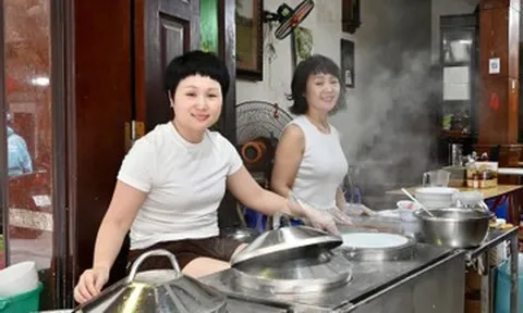 Quán bánh cuốn Hà Nội hơn 40 năm, giá từ 20.000 đồng, được tạp chí Anh khen