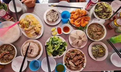 Cỗ cưới ở địa phương nào thường ăn từ 7h sáng, khai vị bằng món trứng vịt lộn?
