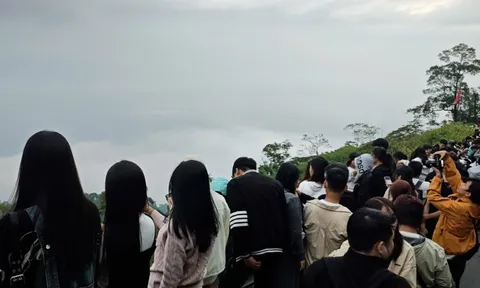 Đông nghịt người xếp hàng 'săn mây' Ba Vì