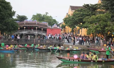 Phố cổ Hội An nhộn nhịp du khách giữa mùa thấp điểm