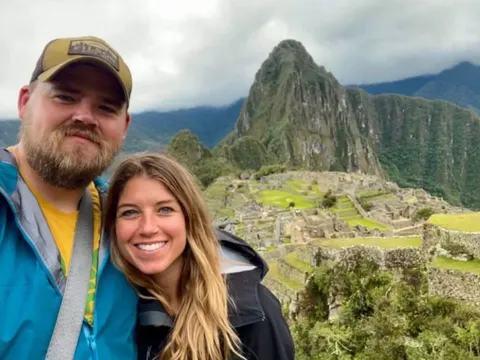 Cặp đôi bay đến 7 lục địa để hẹn hò