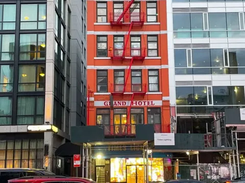 Một đêm tại 'khách sạn tệ nhất New York'