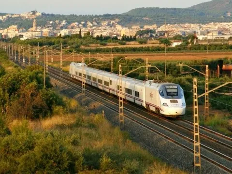 Vé tàu đi khắp Tây Ban Nha giá 9 euro