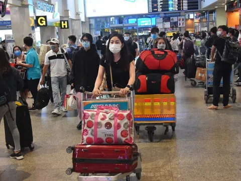 Khách bay đông, hàng không vẫn chật vật