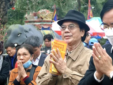 Nhiều người vượt gần 2.000 km xin ấn đền Trần