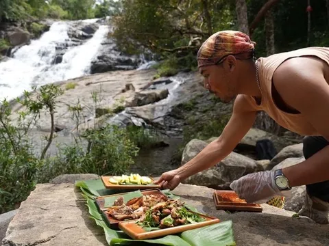 Chàng trai Tây Nguyên làm du lịch thân thiện với voi