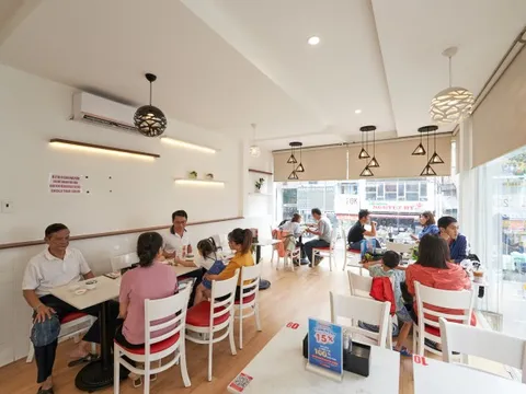 Quán hủ tiếu ghẹ muối ớt đỏ hút khách ở TP HCM