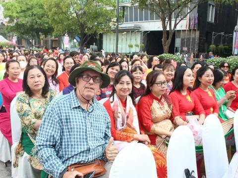 Lễ hội áo dài TP HCM hút khách quốc tế