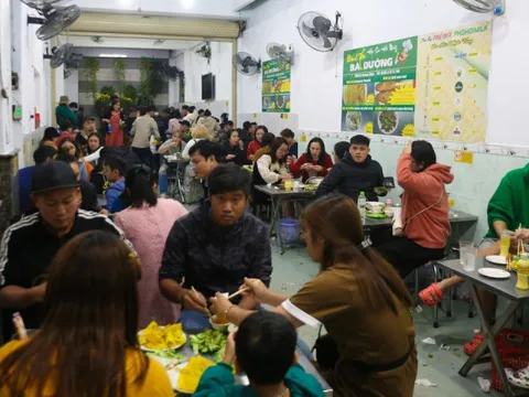 Quán bánh xèo 40 năm sâu trong hẻm nhỏ