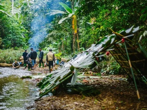 Cắm trại hoang dã giữa rừng sâu