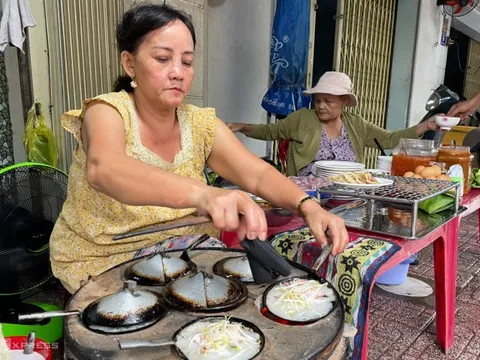 Quán bánh xèo mực 70 năm ở Nha Trang