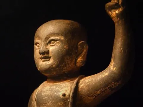 Phát hiện tượng Phật bằng đồng trên bãi biển Australia