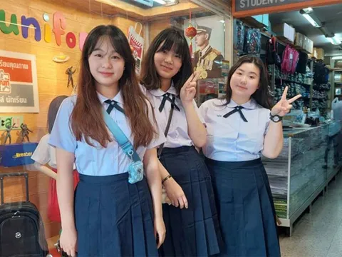 Thái Lan sẽ phạt du khách mặc đồng phục học sinh sai cách